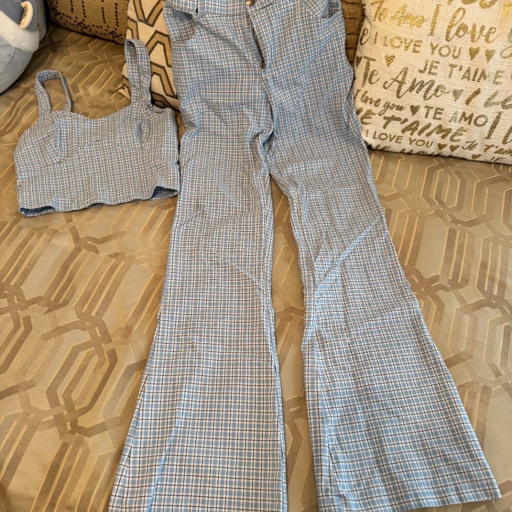 Hollister Cropped 2 piece Set - Top Size Small Pants Size Medium